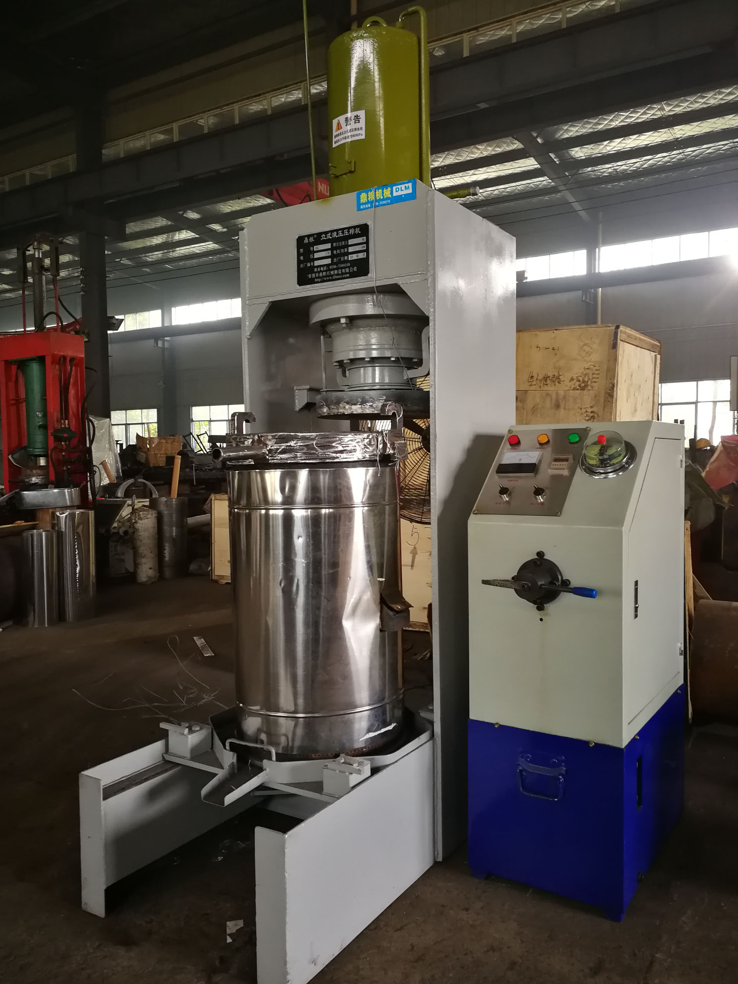 不銹鋼超高壓立式液壓壓榨機(jī)，果汁壓榨機(jī)，果渣壓榨機(jī)，藥材壓榨，油渣處理，白土壓榨
